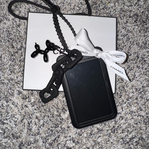 Black Badge/Card Holder with Elegant Design - Picture 2 of 3